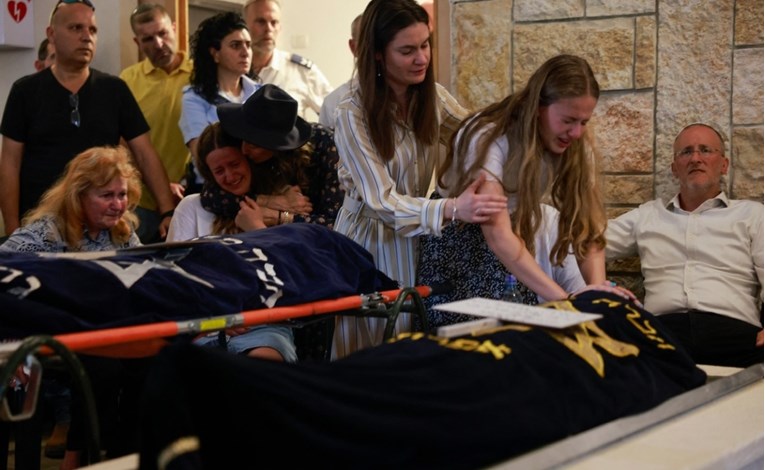 Umrla majka izraelskih sestara ubijenih na Zapadnoj obali