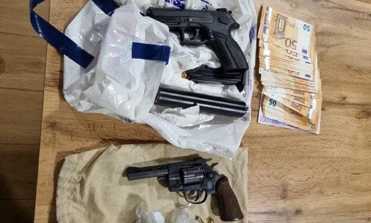 FOTO Više uhićenih u Zagrebu. Policija pronašla 4 kg kokaina, oružje, gomilu novca...