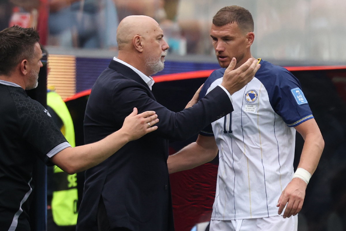 Džeko ljutito izašao s terena kad je zamijenjen. Na klupi je uzeo bočicu i razbio ju