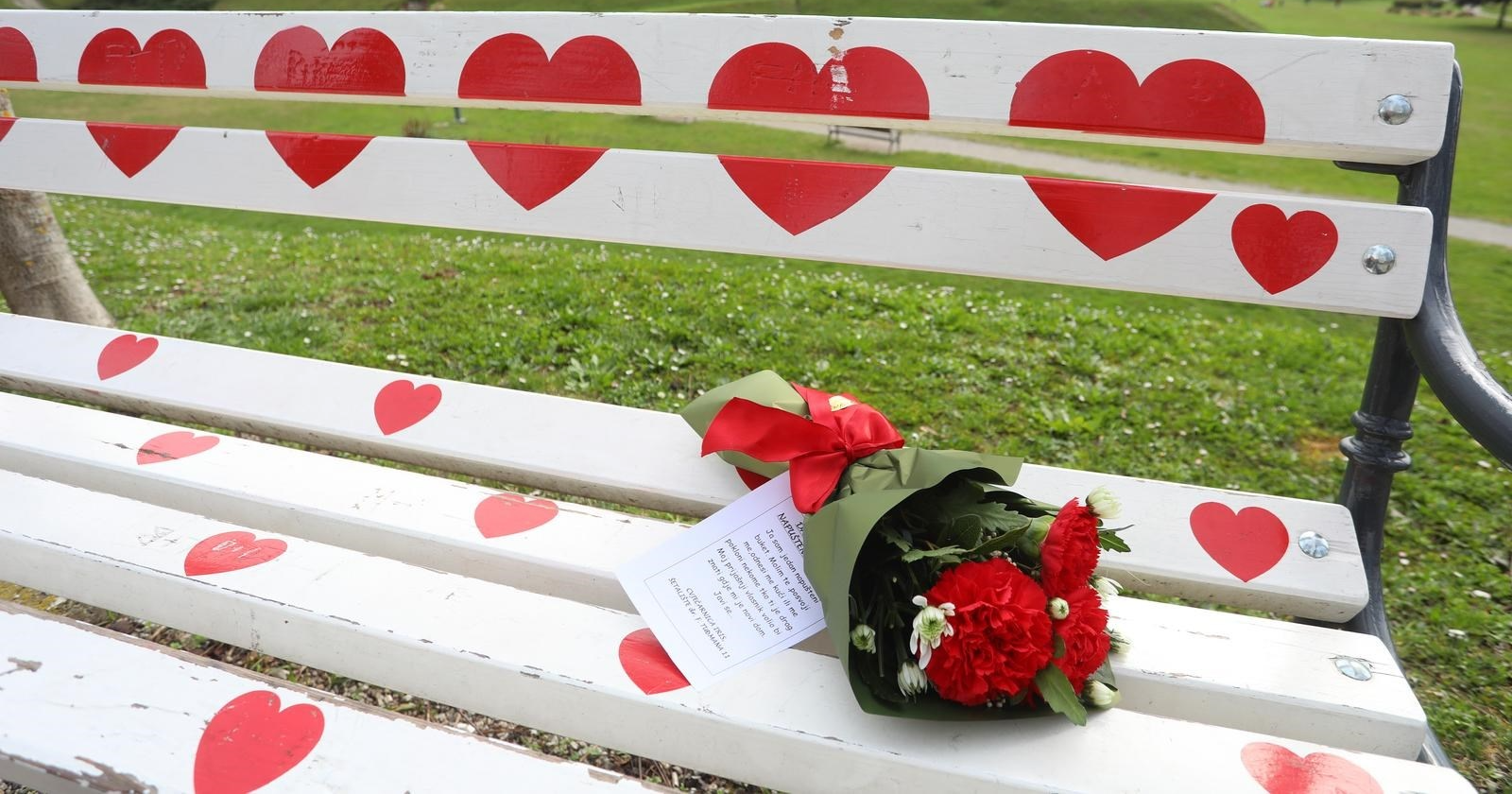 Na raznim lokacijama u Karlovcu osvanuli napu&#x161;teni buketi, evo tko ih je ostavio