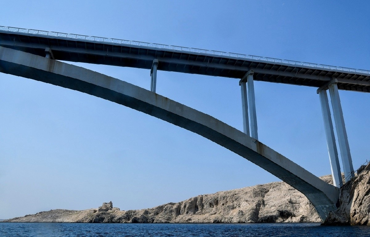 Zbog olujnog vjetra zatvoreni su Paški most i autocesta A1 Sveti Rok - Posedarje