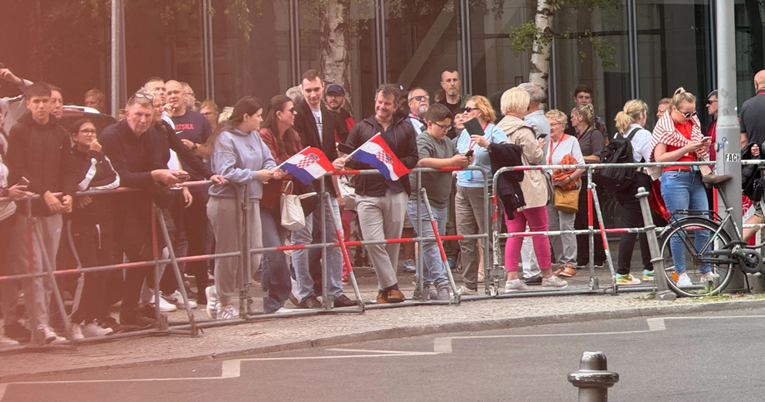 Navijači se okupili pred hotelom u koji pristižu Vatreni, mašu zastavicama