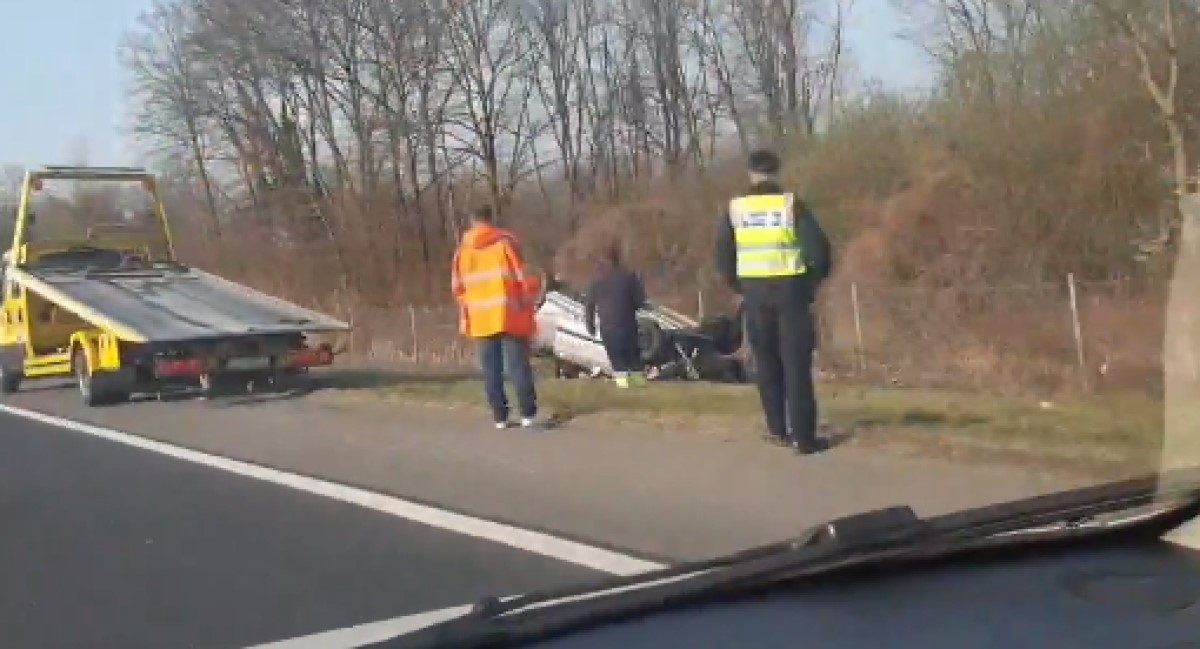 Prometna kod Lučkog: Automobil izletio s ceste i prevrnuo se na krov