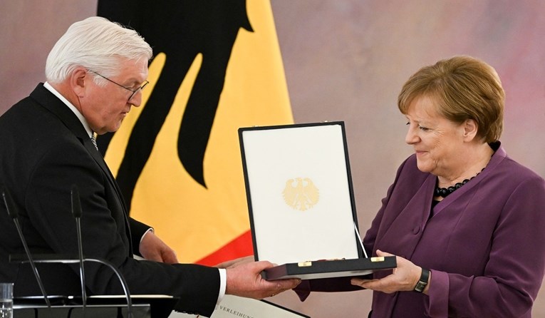 Merkel dobila najviše njemačko državno odličje. Kritičari: To je preuranjeno