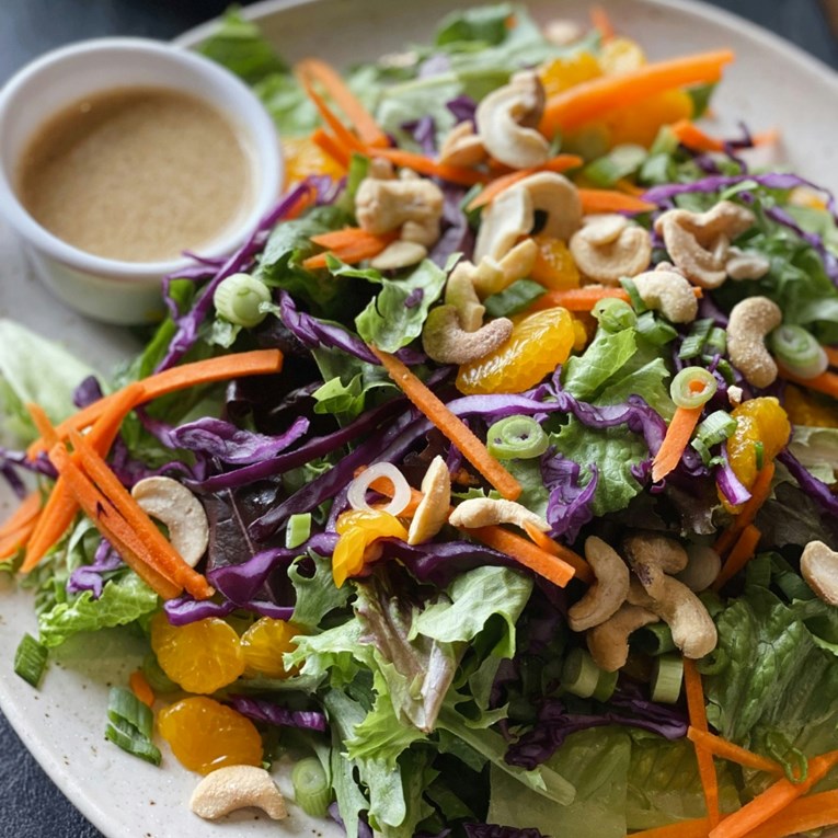 Domaći grčki preljev za salatu: Gotov za 5 minuta i bolji od svih kupovnih preljeva