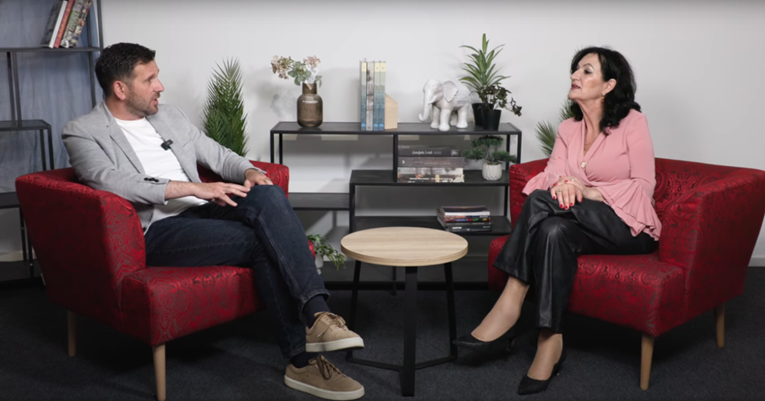 Šuta tvrdi da je profesorica koja je slala poruke u mirovini. Je, ali radi u školi