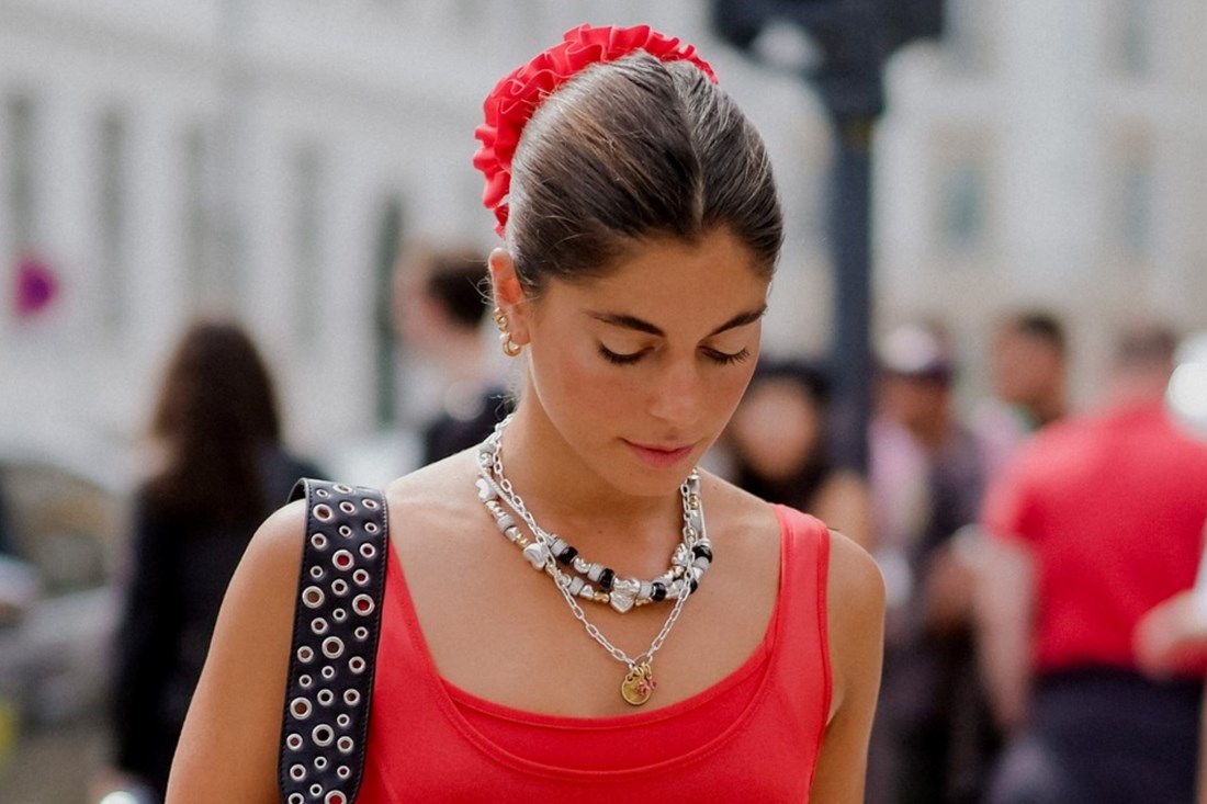 Zbogom klasičnoj bisernoj ogrlici: Nesavršena alternativa novi je hit ljeta 2025.