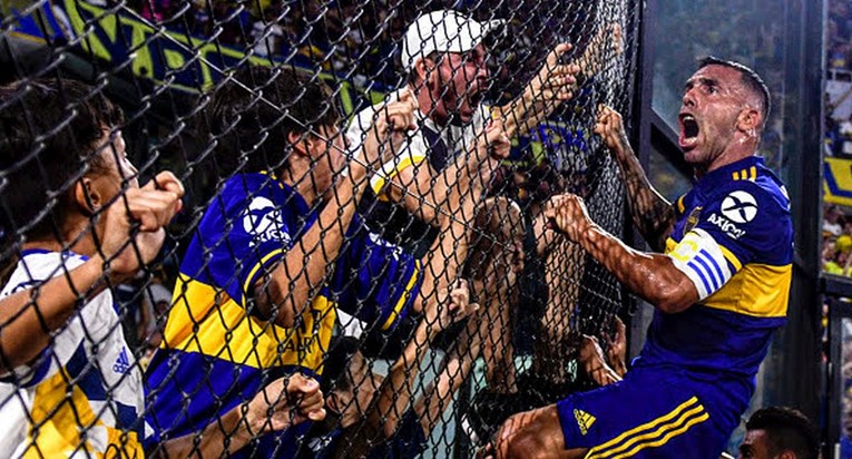 Ludnica u Argentini: River kiksao, a Boca golom Teveza osvojila naslov prvaka