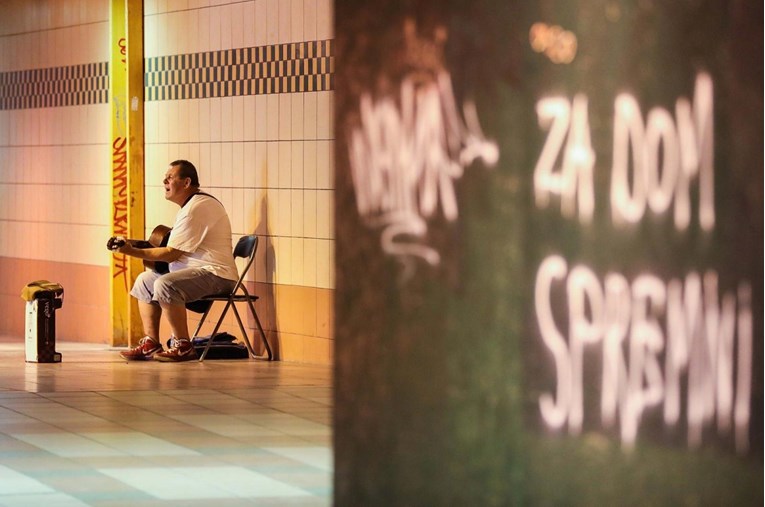 Ulični svirač u Zagrebu svirao za rijetke prolaznike, pažnju privukao sramotni grafit