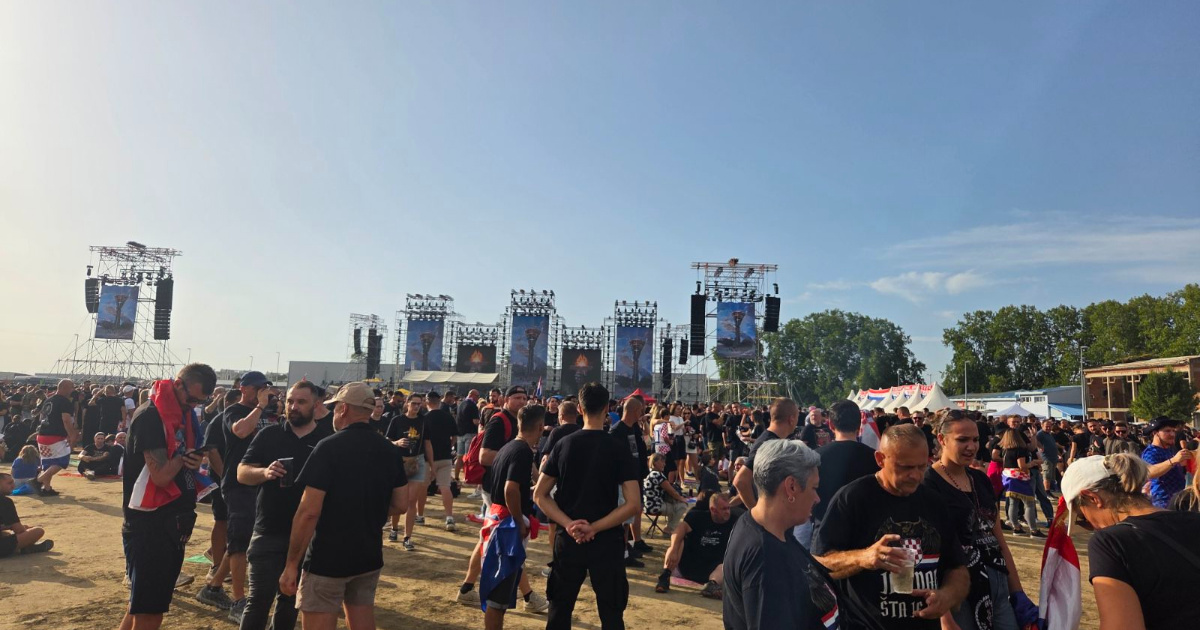 Brojni fanovi stigli u Vukovar. Gužvi na ulazima nema, prostor oko bine već je pun