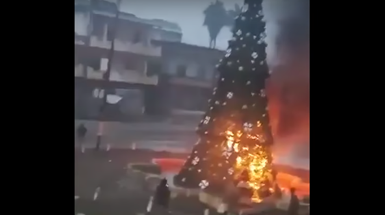 VIDEO U Siriji zapaljeno božićno drvce, odmah izbili prosvjedi