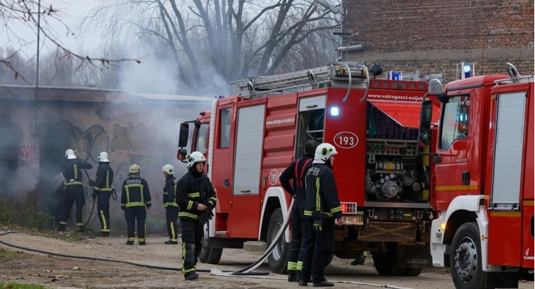 U požaru stana u Osijeku poginula žena