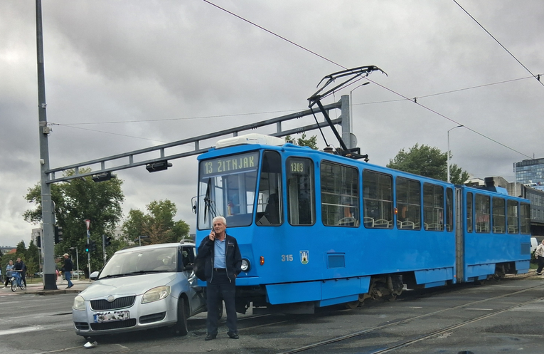 FOTO Gužva u centru Zagreba: Tramvaj udario Škodu kod Lisinskog