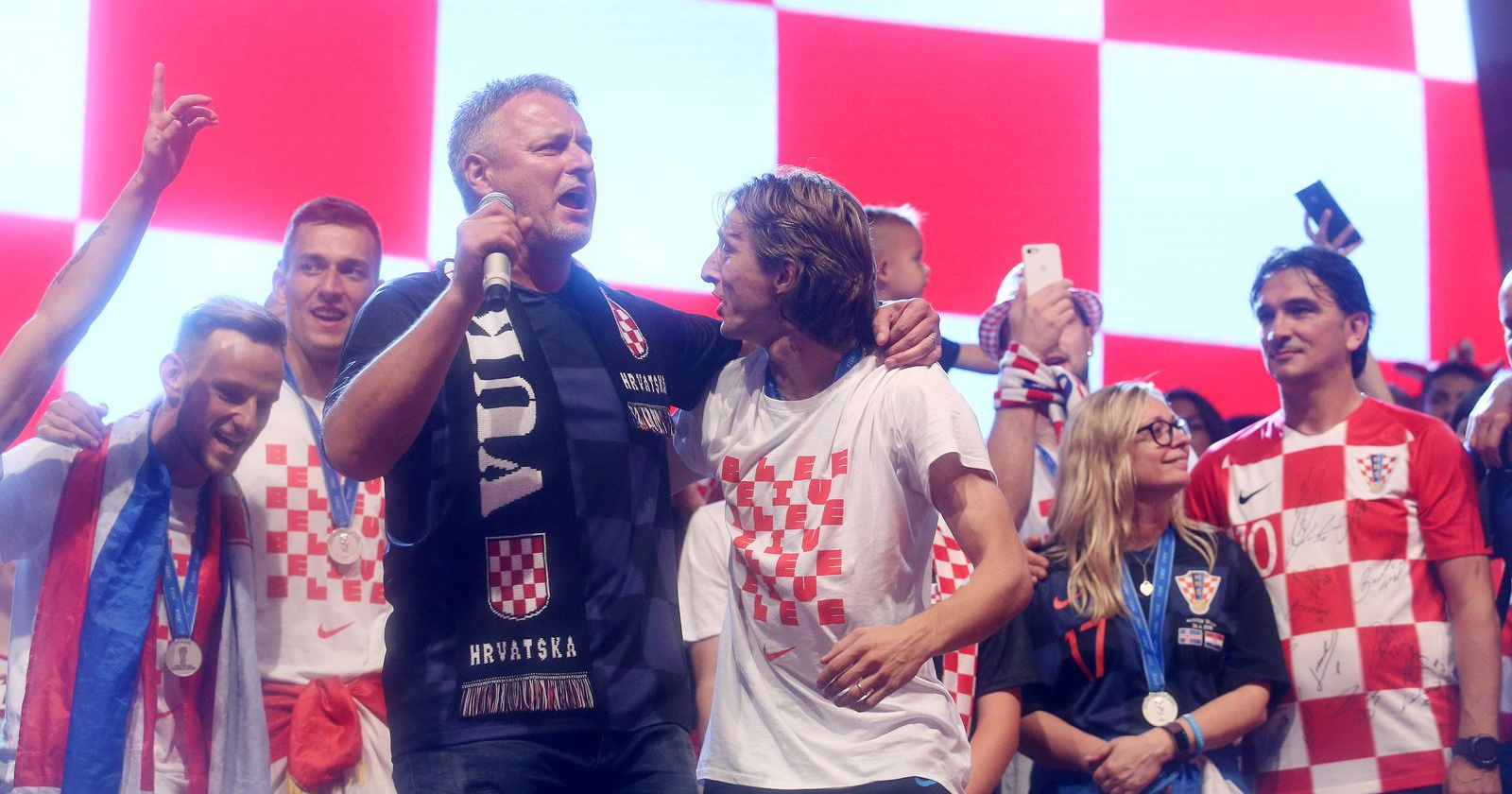 Politico piše o Thompsonu. "Europa ga zabranjuje, hrvatski nogometaši obožavaju"