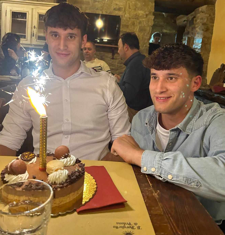 Tragedija u Italiji. Blizanci (22) poginuli od strujnog udara dok su spašavali pticu