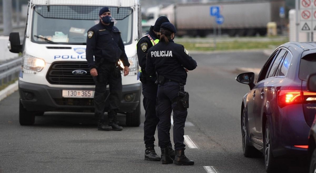 Pogledajte snimke s policijskih punktova, provjeravaju imaju li građani propusnice