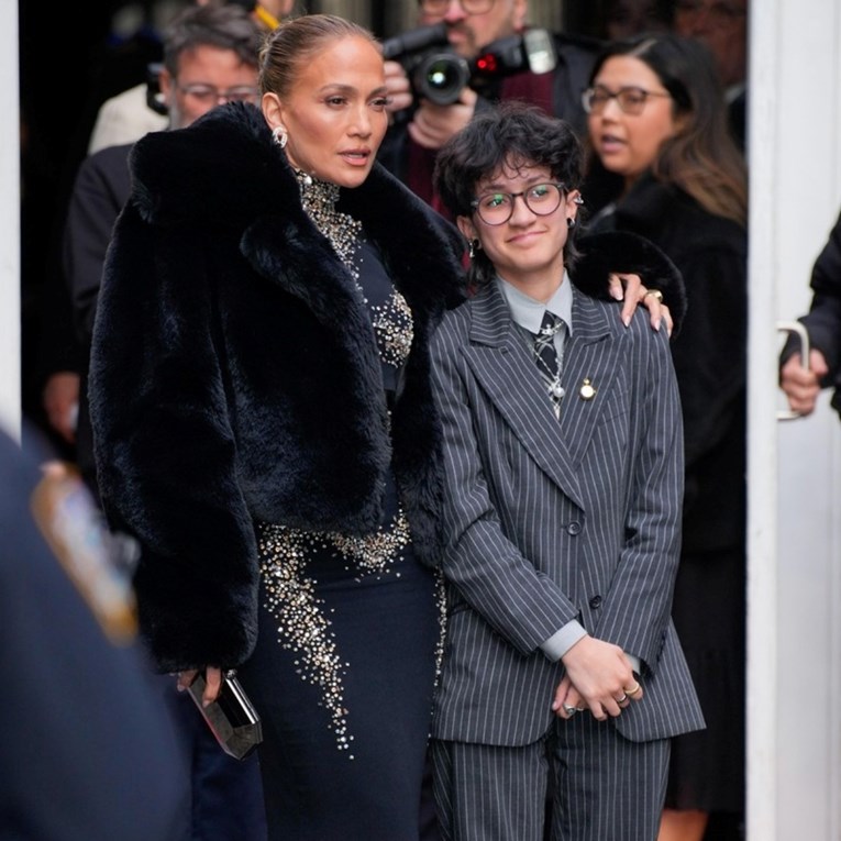 J.Lo na premijeri predstave vikala na fotografe zbog nebinarnog djeteta Emme