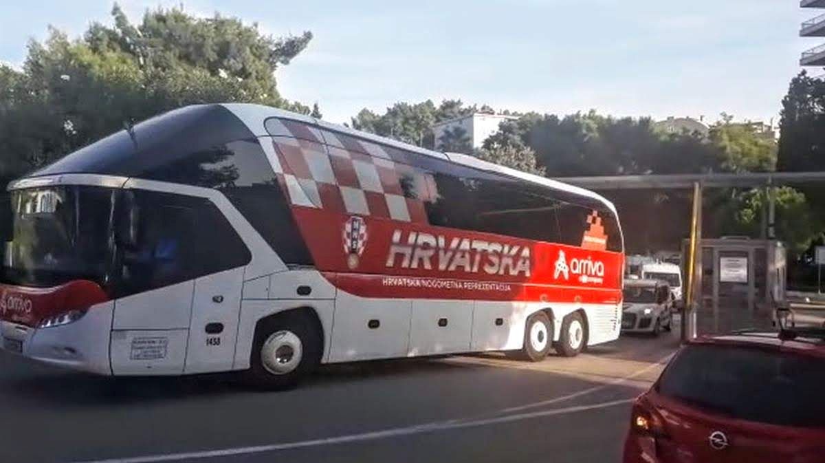 VIDEO Reprezentacija uz pratnju policije otišla na prvi trening u Omiš
