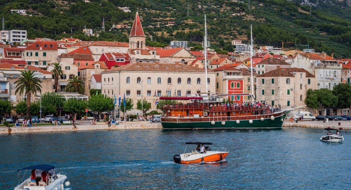 Na makarskoj rivijeri više od 10.500 domaćih i stranih turista