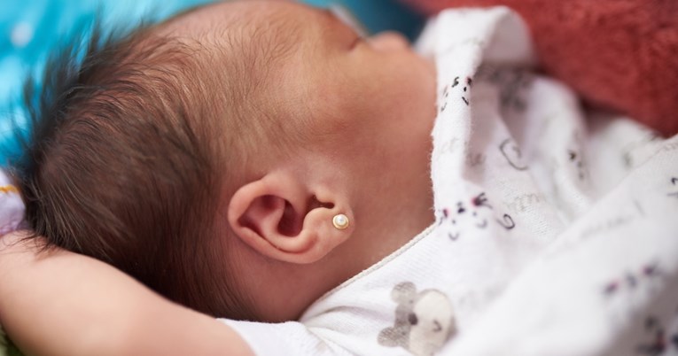 Kada bebi probušiti uši?