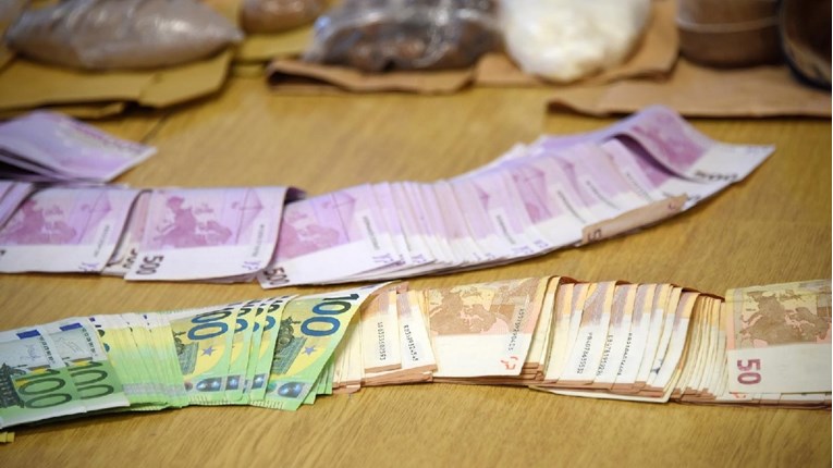 Policajac u Splitu uzeo novac iz dilerovog stana i dao ga njegovoj majci