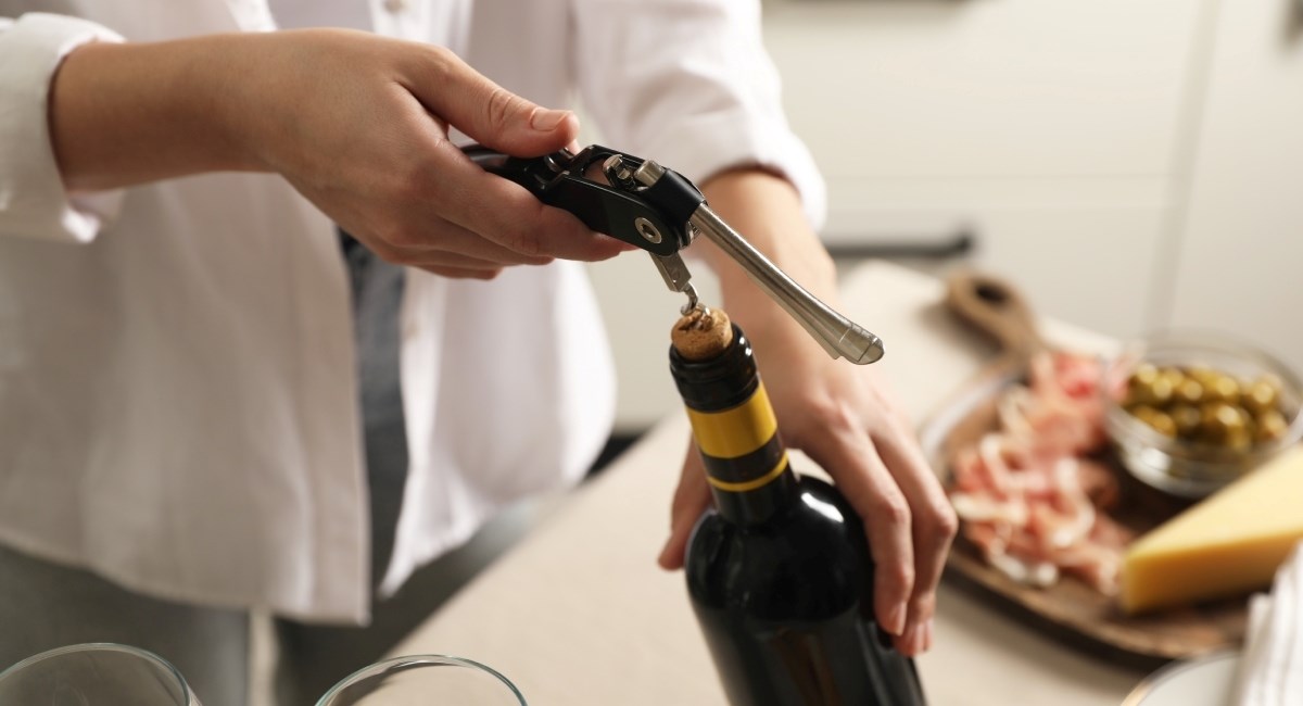 Muku mučite s otvaranjem boce vina? Evo kako to učiniti uz pomoć vadičepa