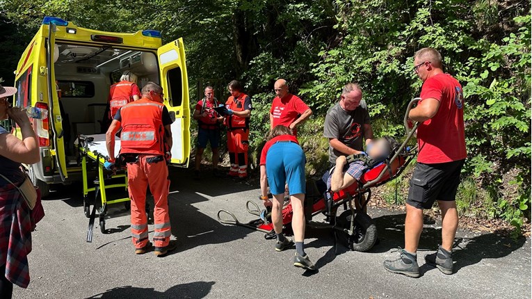 Izletnik u Gorskom kotaru izgubio svijest, spašavao ga HGSS