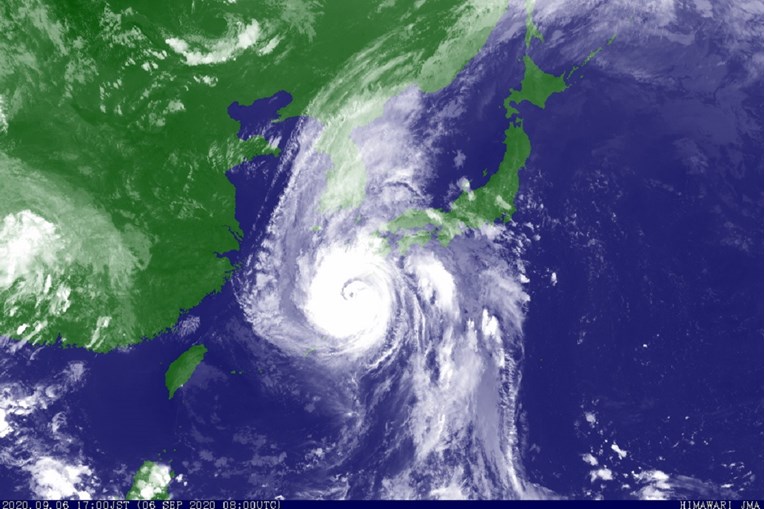 Snažan tajfun pogodio Japan, više od milijun građana se mora evakuirati