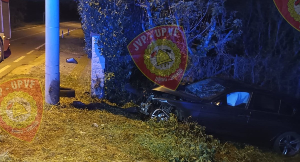 Kod Umaga autom izletjeli s ceste, udarili u stup i kuću. Ozlijeđena četiri mladića