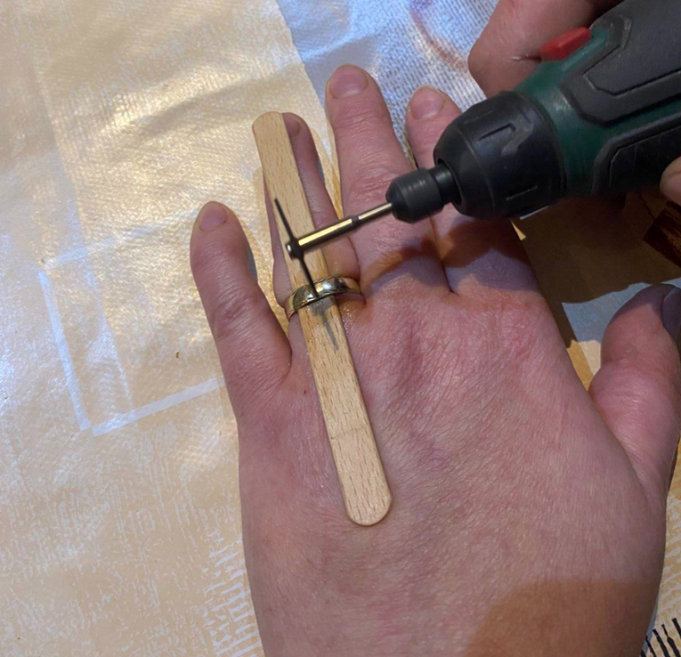 Vatrogasci iz Vrbovskog skidali prstenje supružnicima pa se našalili: "Rastava braka"