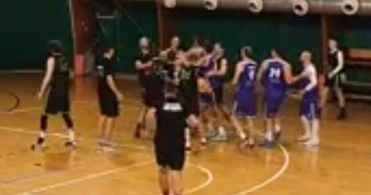 VIDEO Umirovljeni košarkaš započeo tuču na amaterskoj košarkaškoj utakmici u Srbiji