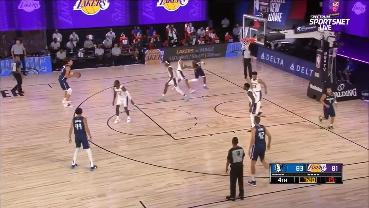 Boban dva puta opalio bananu Howardu bez skakanja pa tricom digao klupu Mavsa na noge