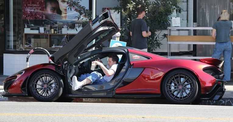 Brooklyn Beckham posudio luksuzni automobil svoga oca pa jedva izašao iz njega