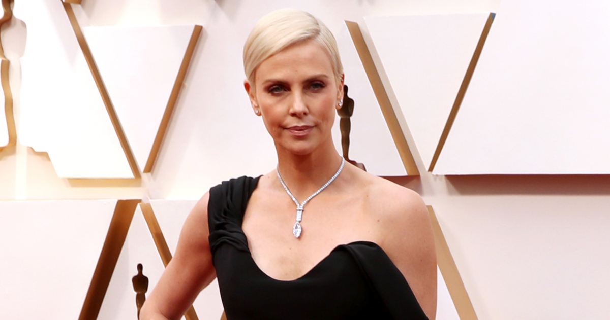 Charlize Theron prorezom na haljini bacila Angelinu Jolie u zaborav