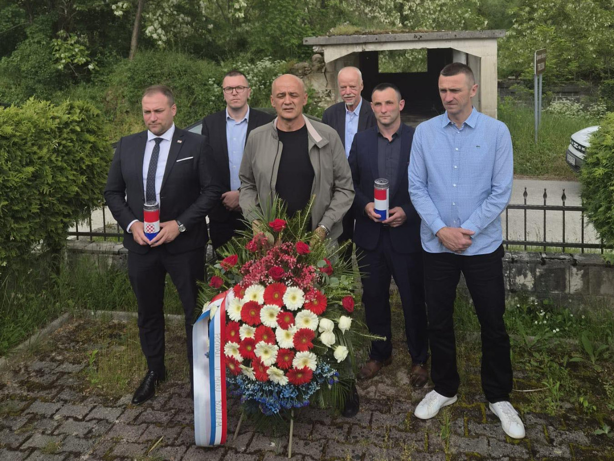 Penava i Vlajčić položili vijenac Hrvatima koje je kod Konjica ubila Armija BiH