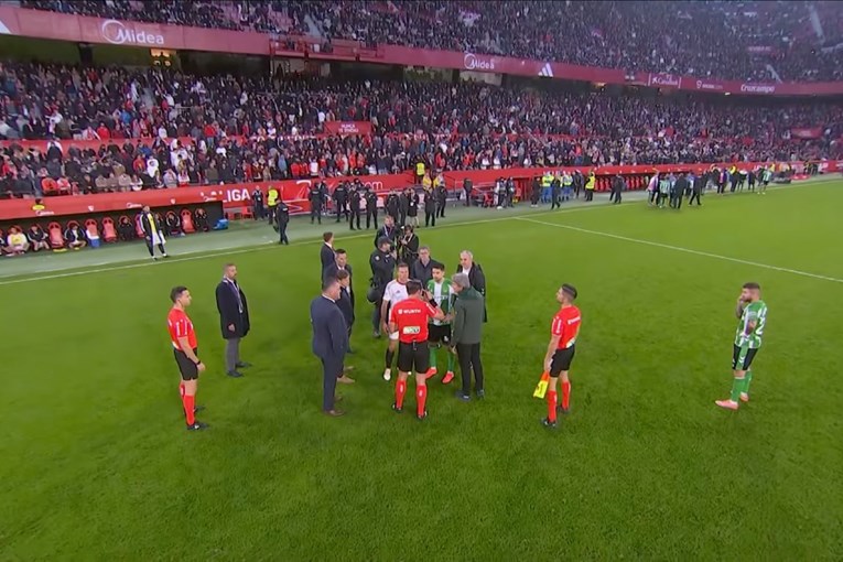 VIDEO Ultrasi Seville nakon crvenog kartona na 15 minuta prekinuli derbi u La Ligi