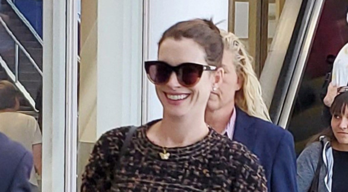 Anne Hathaway pokazala trudnički trbuščić u na prvu nespojivim modnim komadima