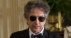 Bob Dylan se ispričao nakon što se saznalo da nije ručno potpisao svoje knjige