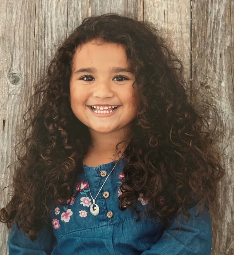 U SAD-u nestala curica (9). Snimljena s perikom, majka odbija surađivati s policijom