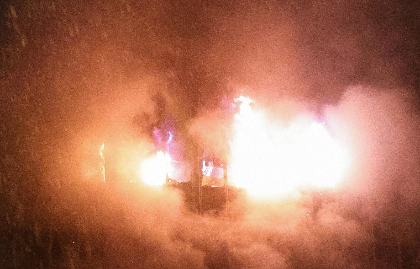 GALERIJA Vatra guta Vjesnikov neboder, širi se