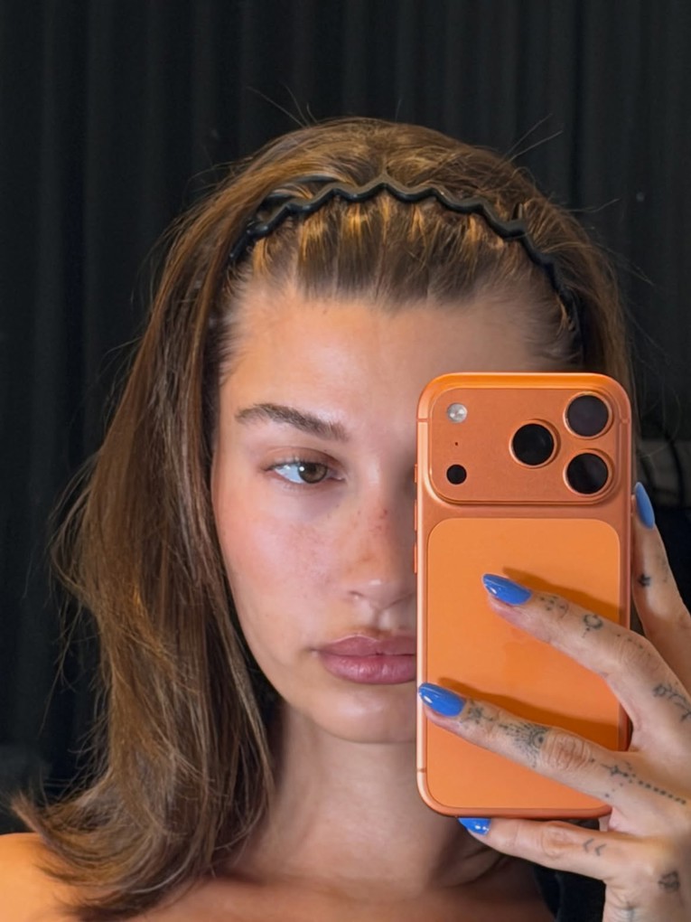 Hailey Bieber v modo vrnila pozabljen dodatek iz 90-ih, ki stane 5 evrov
