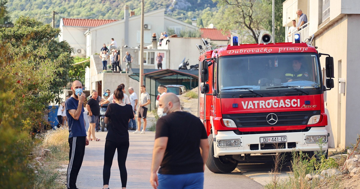 Požar kod Metkovića stavljen pod kontrolu. Vatrogasci obranili kuće