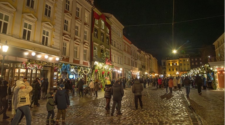 Stanovnici ukrajinskog Lavova slave Novu godinu usprkos ratu. U ponoć policijski sat