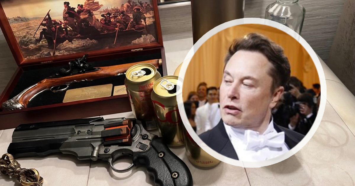 Elon Musk na noćnom ormariću drži dva pištolja i limenke dijetalne Cole