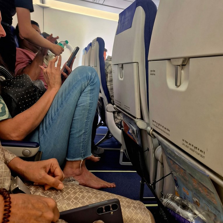 Putnica napala ženu zbog načina sjedenja, ljudi: "Jesi li ljubomorna?"