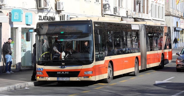 Autobus u Rijeci udario u stanicu. Rasuto staklo ozlijedilo dječaka