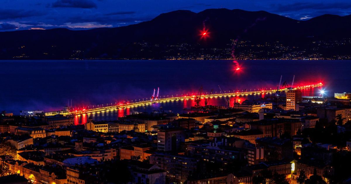 Riječki Molo longo obasjan s 222 baklje u čast poginulima u ratu