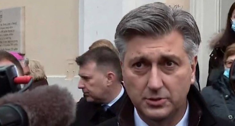 Plenković nakon što su ga gađali grudom u Petrinji: "Ja to poštujem"