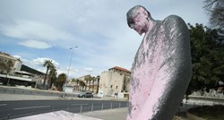 Spomenik Franji Tuđmanu u Splitu tijekom noći zaliven roza bojom