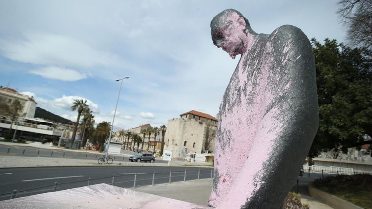 Spomenik Franji Tuđmanu u Splitu tijekom noći zaliven roza bojom